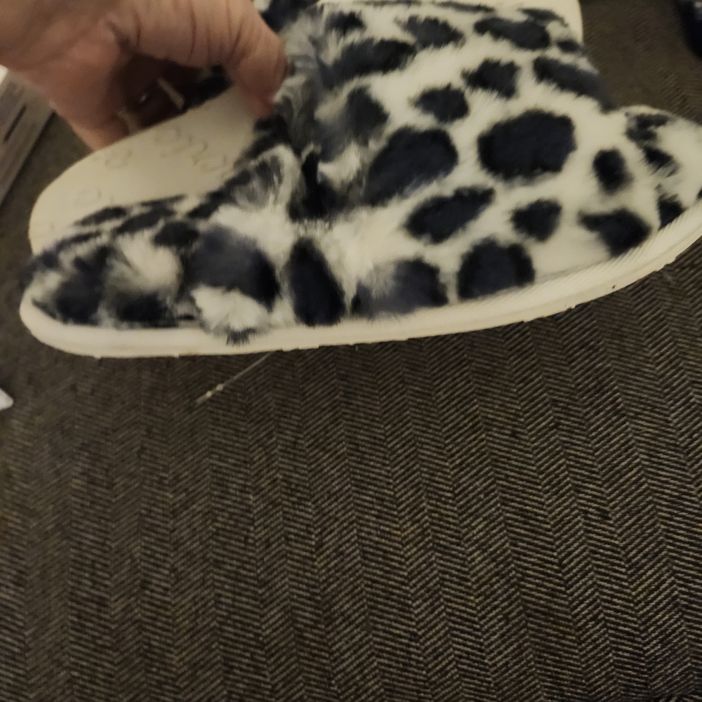 Aerie Fuzzy Leopard Print Slippers